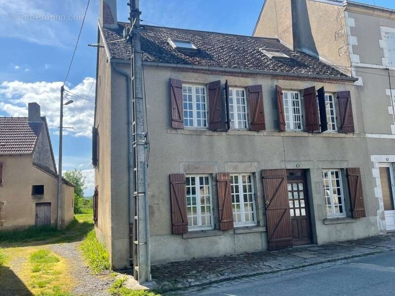 Maison à BUSSIERE-DUNOISE