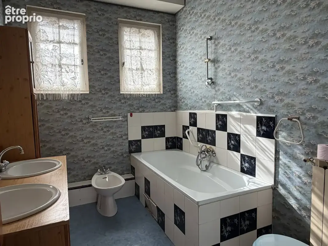 Maison avec dépendance, double garage et terrain arboré de 1 700 m2 - photo 7