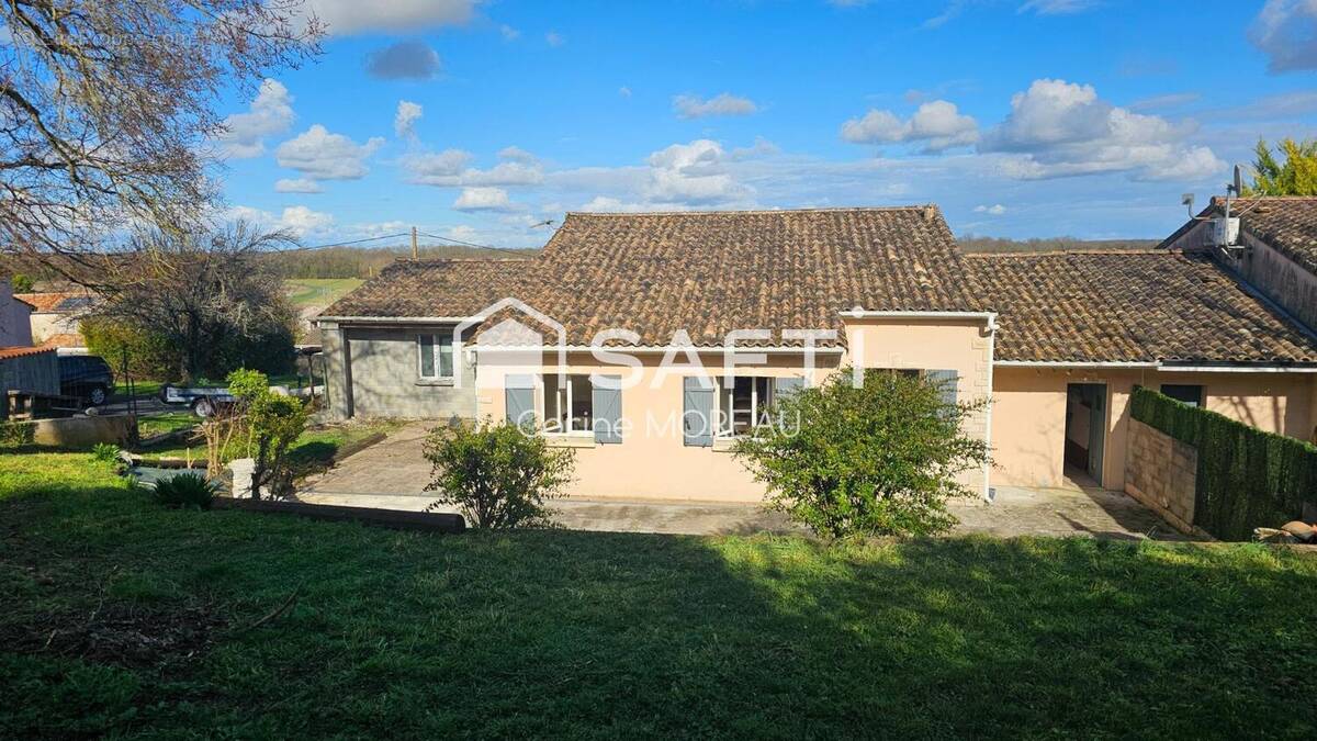 Photo 1 - Maison à ROULLET-SAINT-ESTEPHE