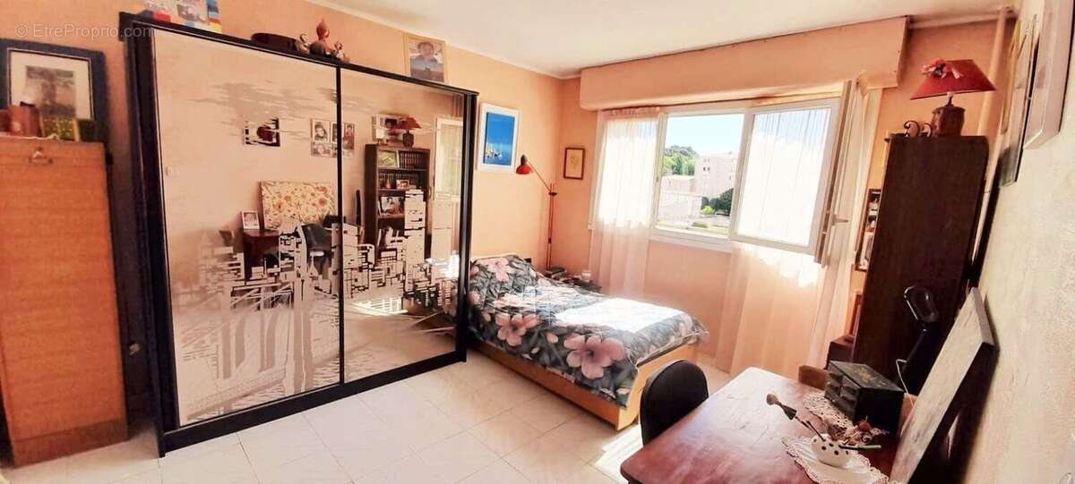 AUBAGNE- APPARTEMENT TYPE 3/4 A VENDRE-RESIDENCE AVEC PISCINE - Appartement à AUBAGNE