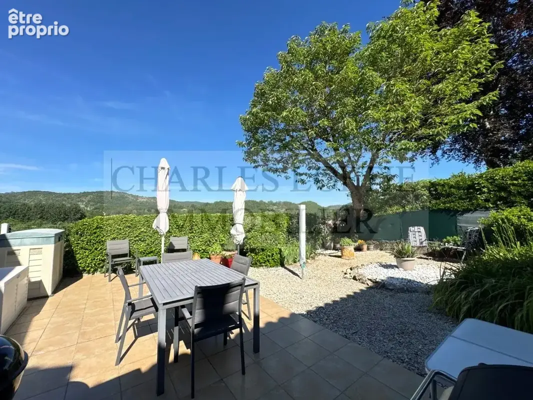 Maison de village avec jardin et garage - photo 2