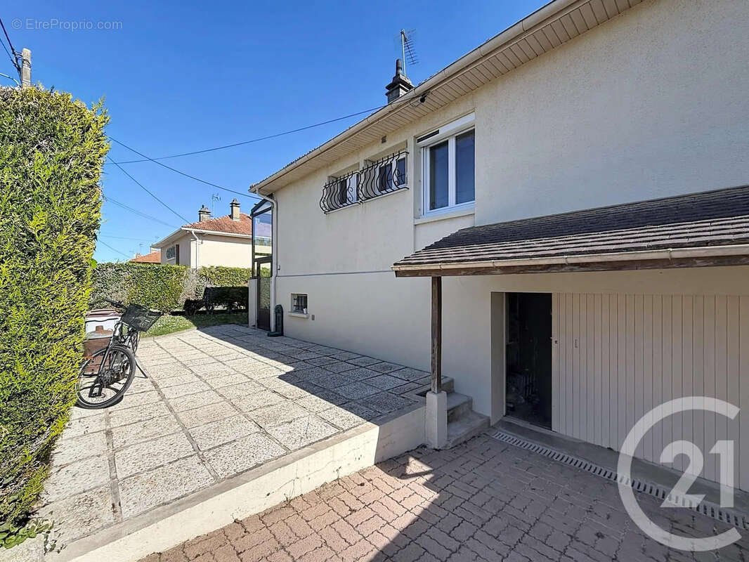 Maison à LA RIVIERE-DE-CORPS