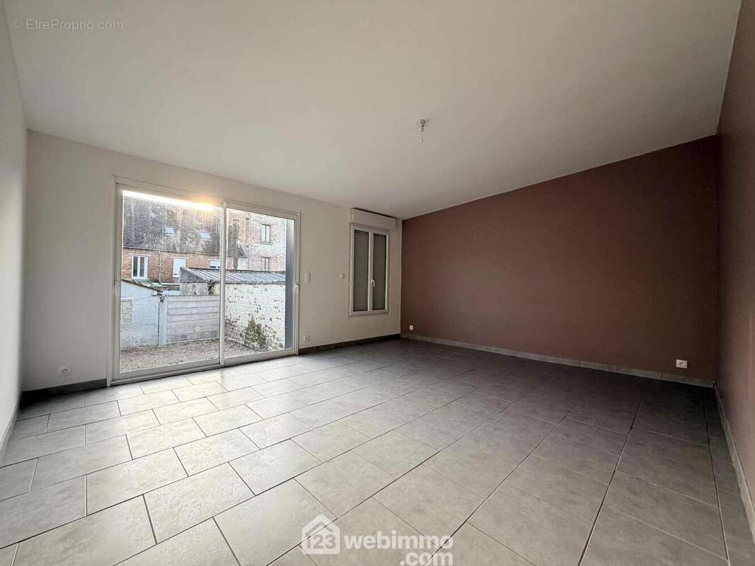 Vous disposez d'un salon lumineux de 26 m² - Maison à CRECY-SUR-SERRE