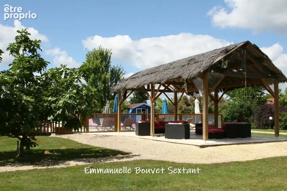Superbe domaine touristique, 3 ha, 5 chalets bois, salle de réception, maison d'habitation, piscine, divers dépendances - photo 29
