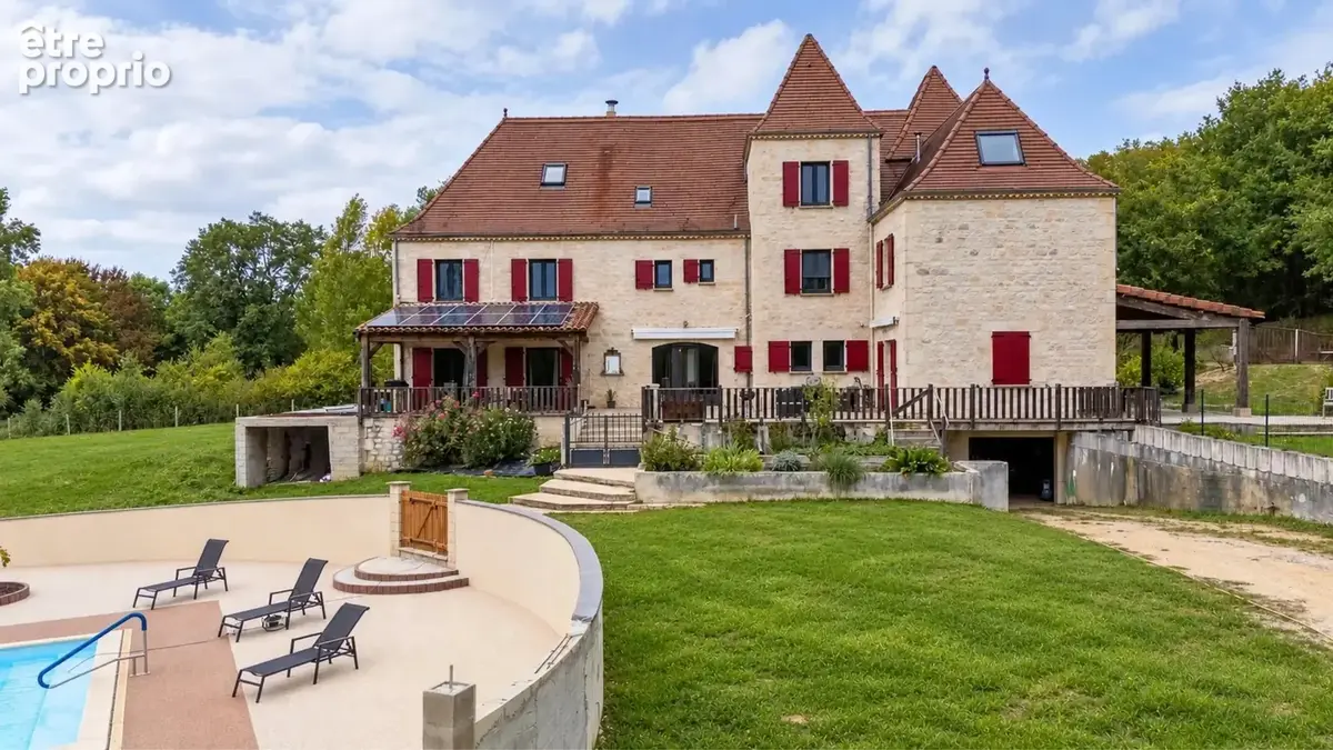 Maison 17 pièces 439 m² · à Gourdon · 439 m² · 895 000 €