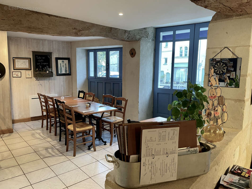 Commerce à MONTREUIL-BELLAY