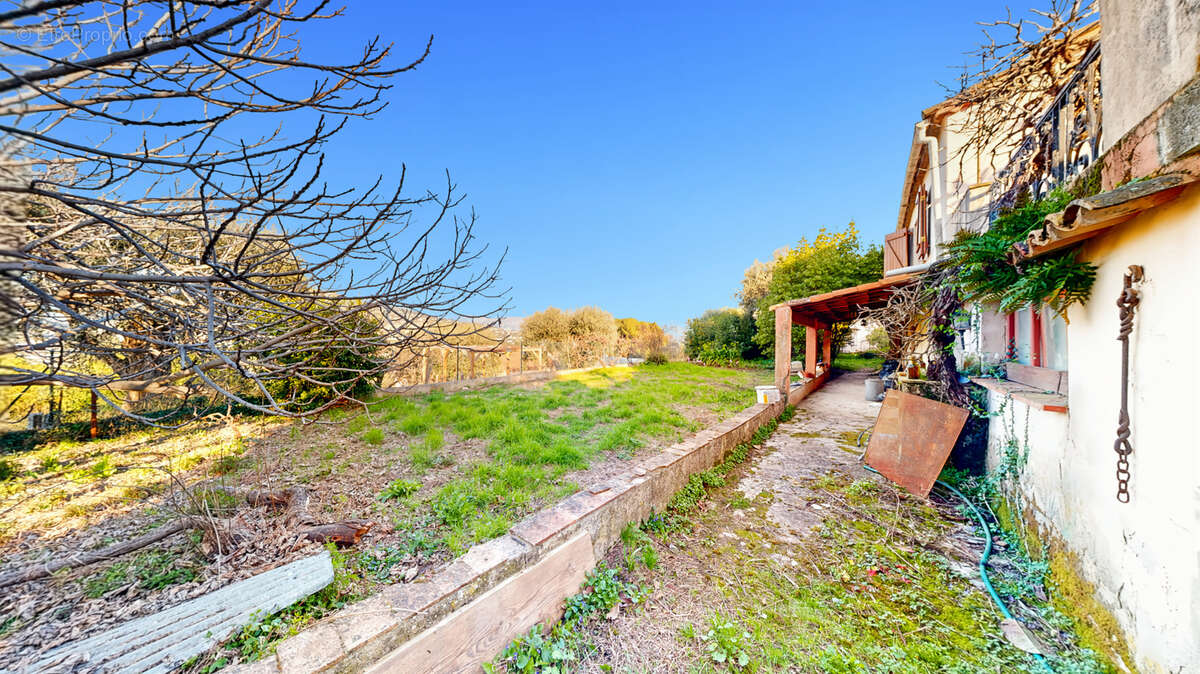 Maison à rénover, piscine, terrain 1660 m2 - photo 35