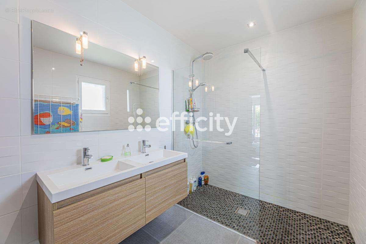 Maison à SAINT-CYR-SUR-LOIRE