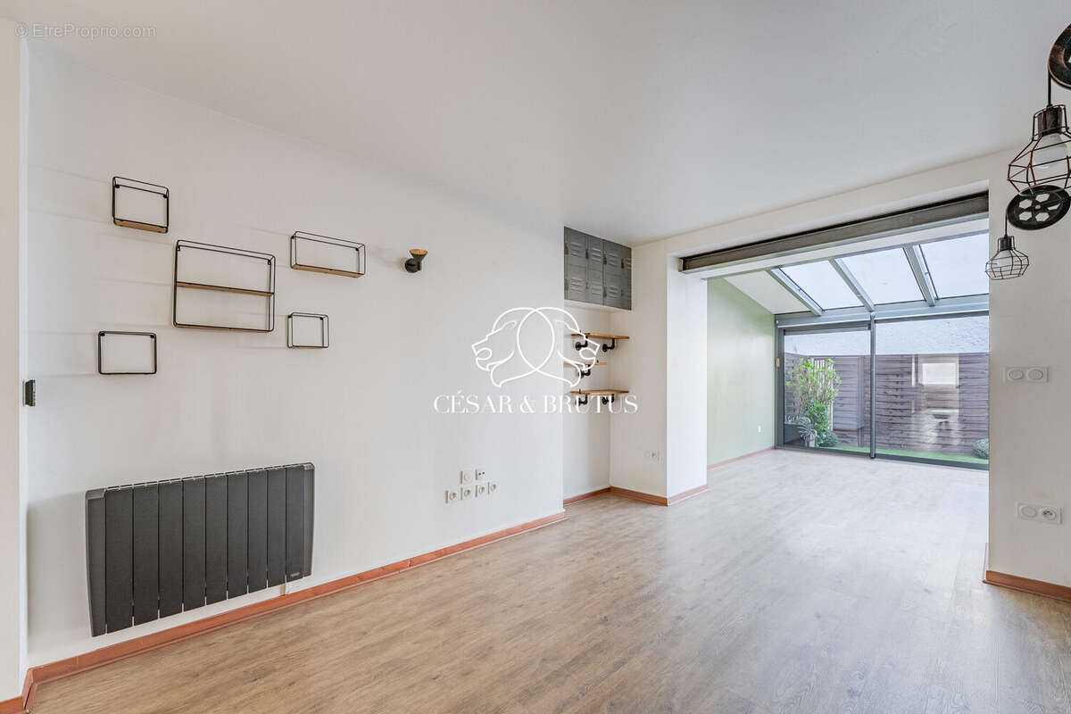 Appartement à LA TOUR-DE-SALVAGNY