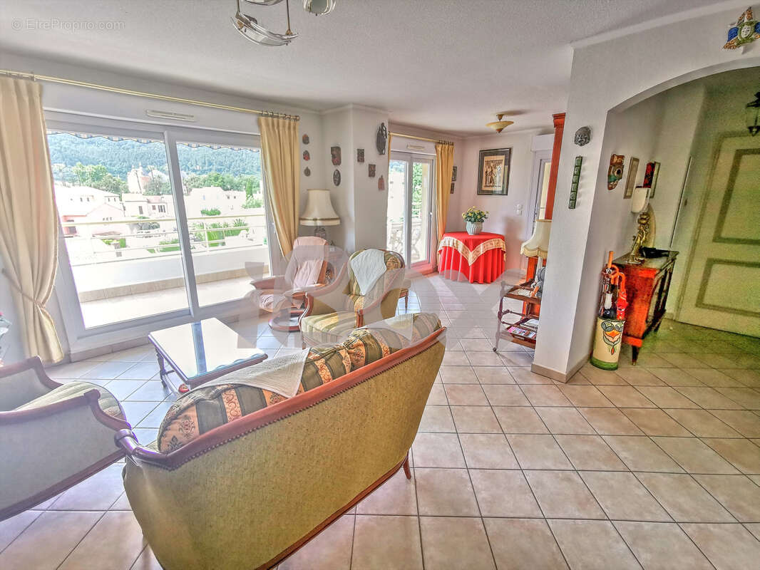 Appartement à SOLLIES-PONT