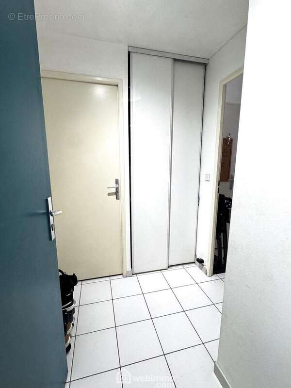 Commençons la visite par l'entrée avec placard - Appartement à LISSES