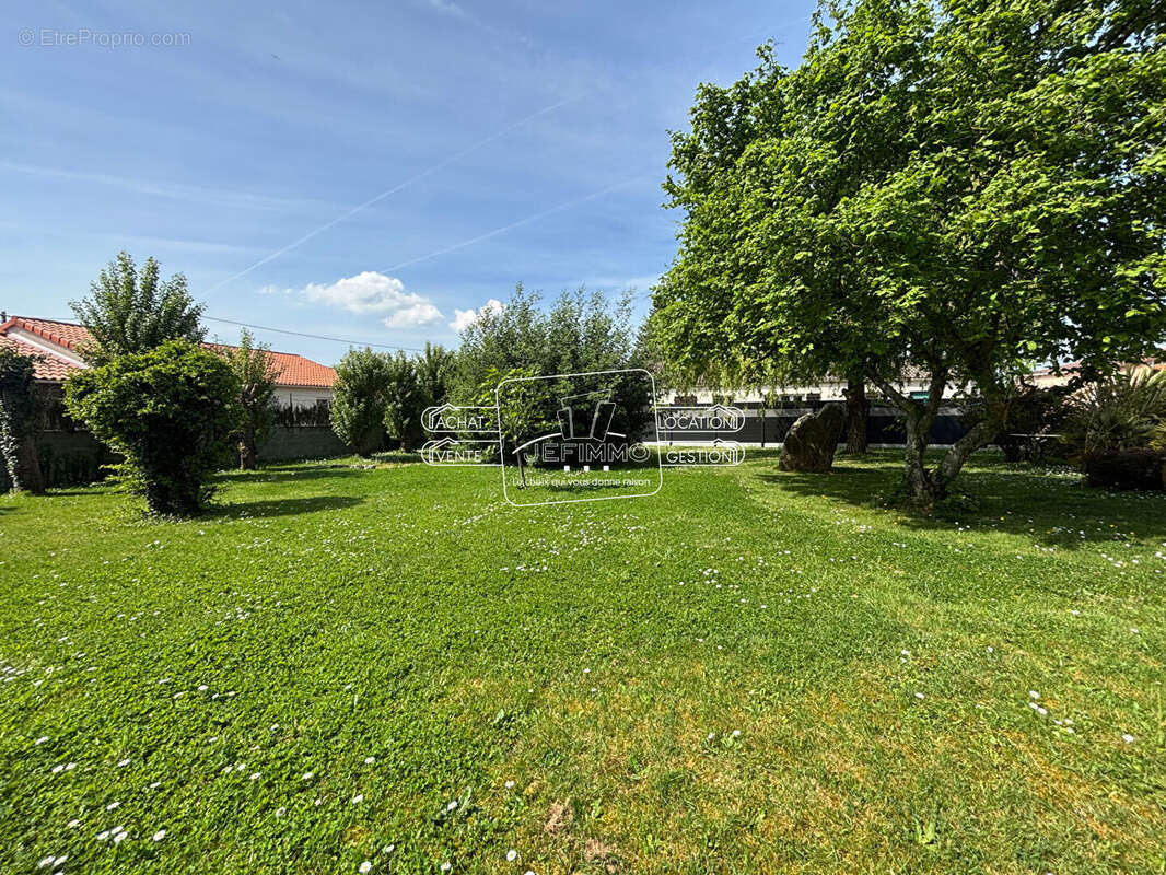 Maison à LA CHAPELLE-BASSE-MER