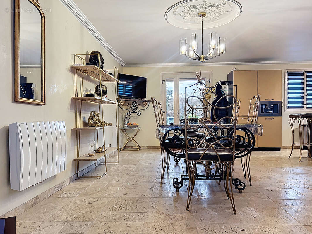 Maison à SAINT-PANTALEON-DE-LARCHE