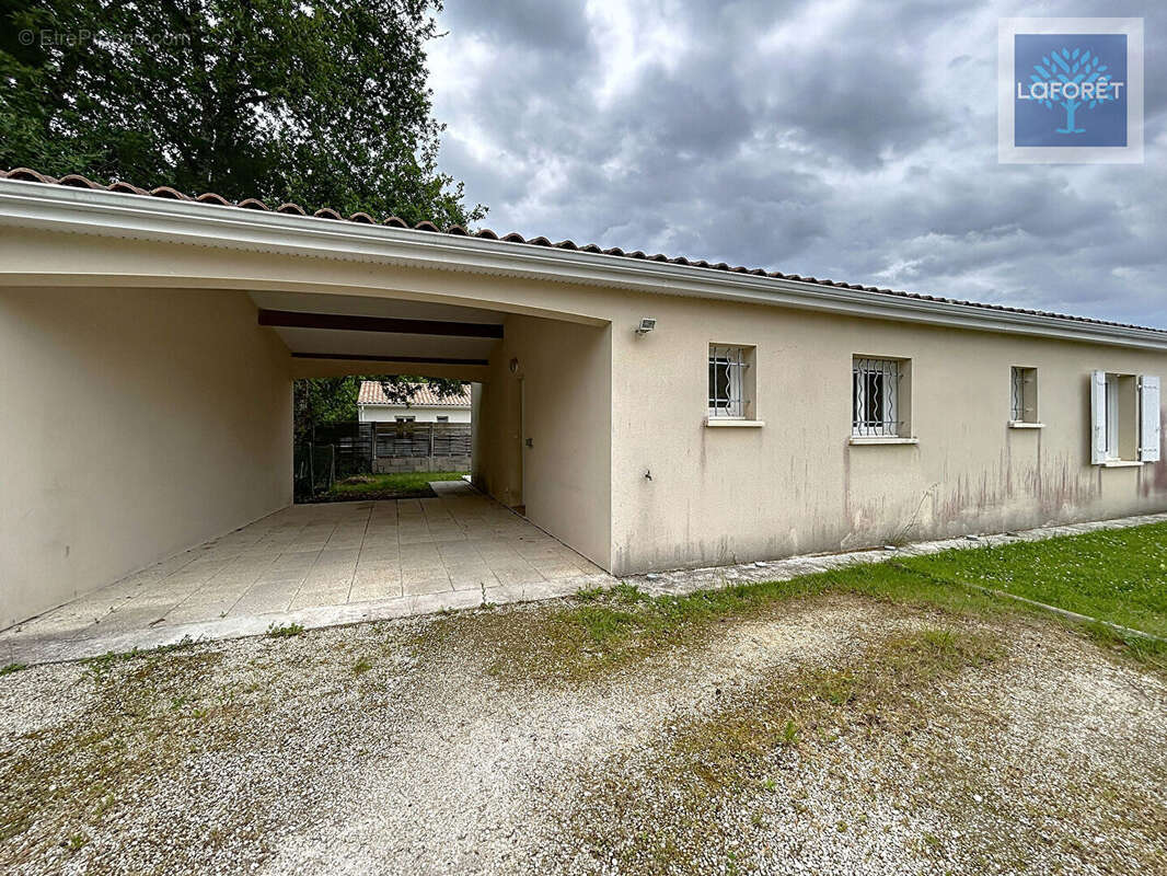 Maison à BUSSAC-FORET