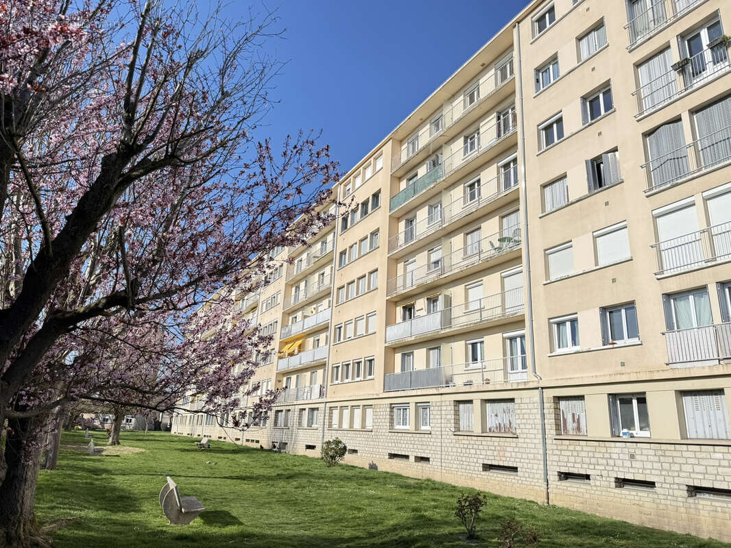 Appartement à LA CHAPELLE-SAINT-LUC