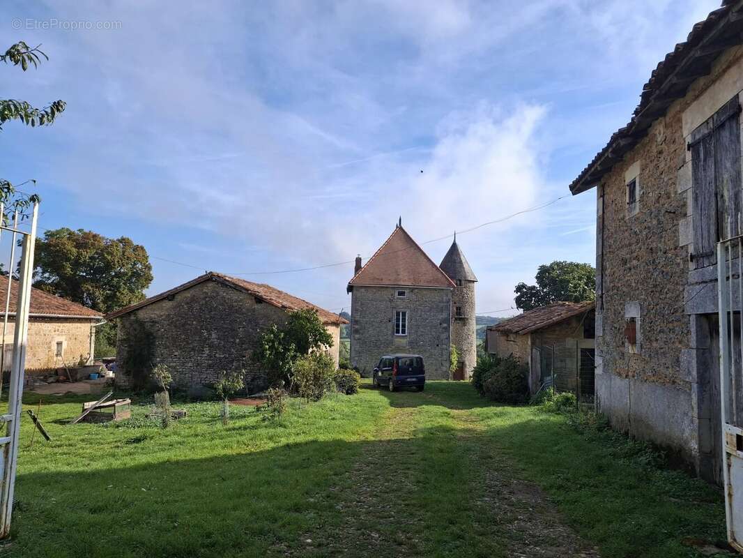 Propriété historique avec dépendances et 31 hectares de terrain - photo 9