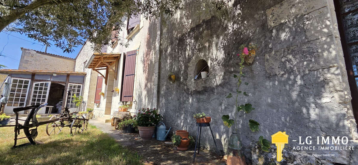 Maison charentaise 206 m2, 5 chambres, grandes dépendances, jardin - photo 4