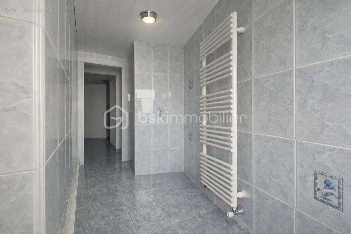 La Verrière – Maison individuelle 98 m² – 3 chambres – Terrain clos de 270 m² – Garage et annexes - photo 12