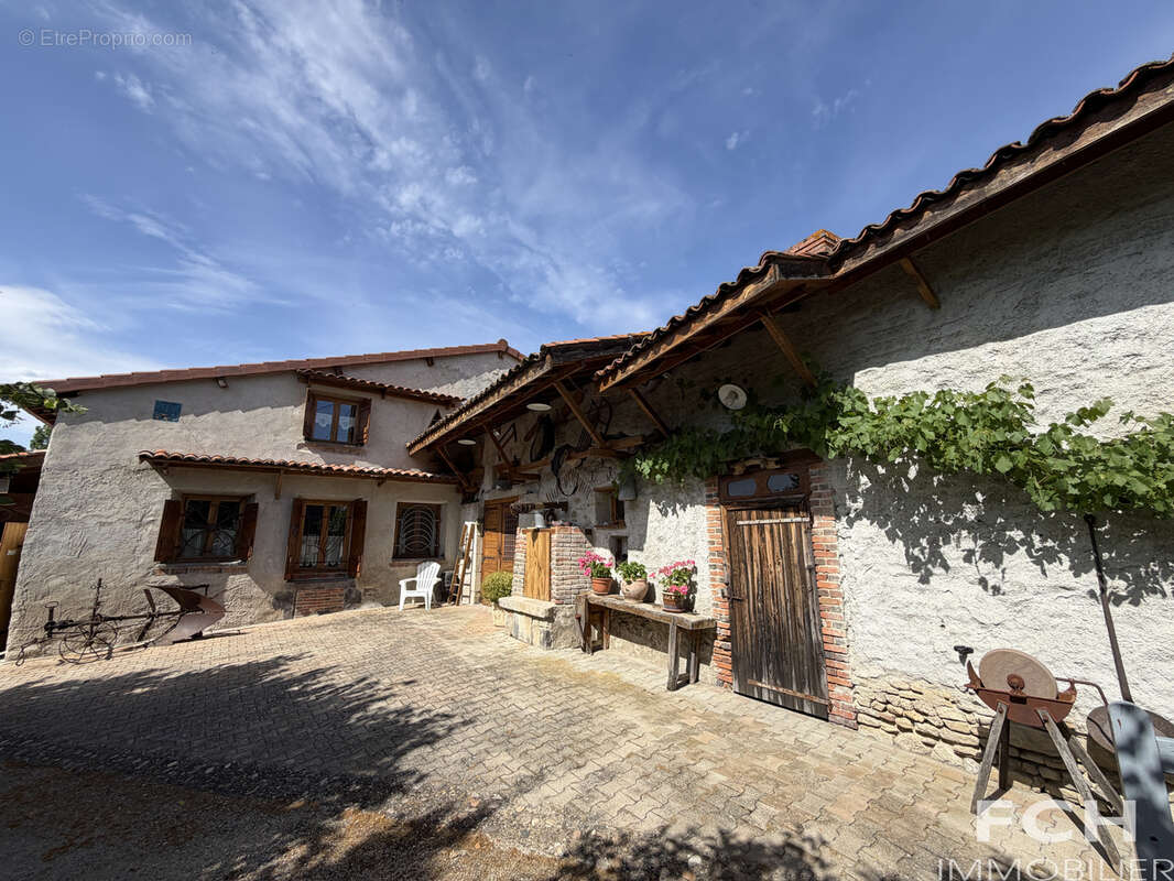 Maison de campagne avec 2 garages et dépendances - photo 2