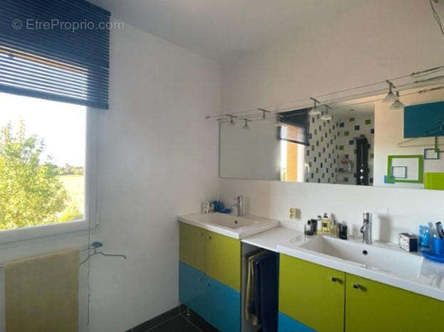 salle d&#039;eau étage - Maison à VIC-FEZENSAC