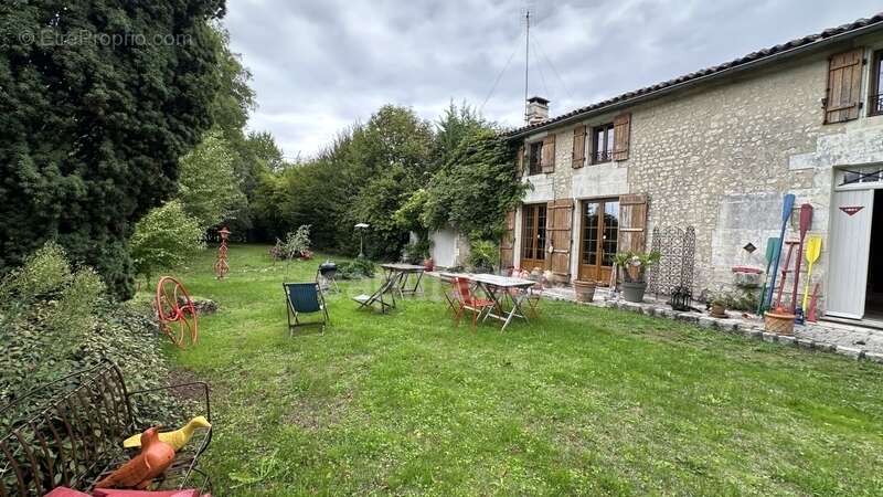 À vendre , Authentique longère charentaise de 186 m² habitables avec grand terrain arboré à Berneuil - photo 3
