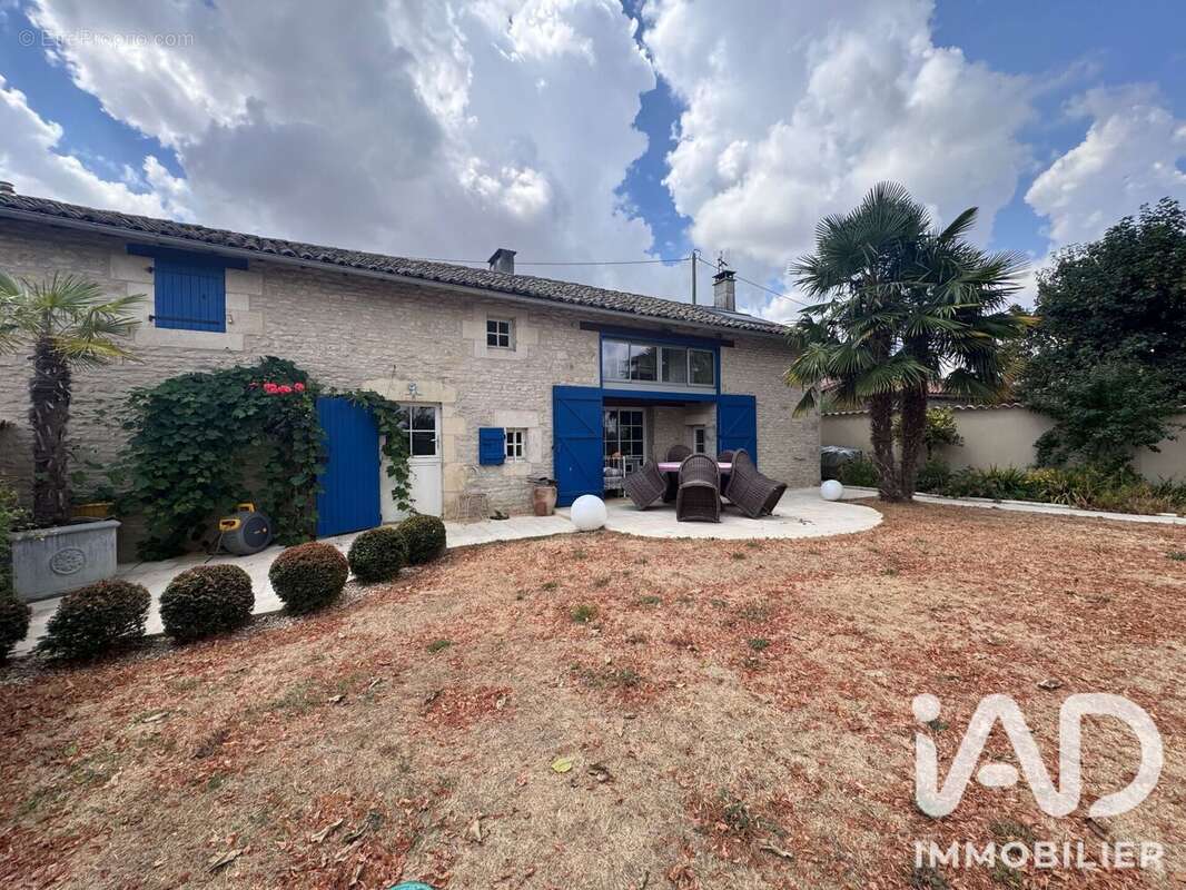 Maison 250 m² à Vanzay  - photo 2