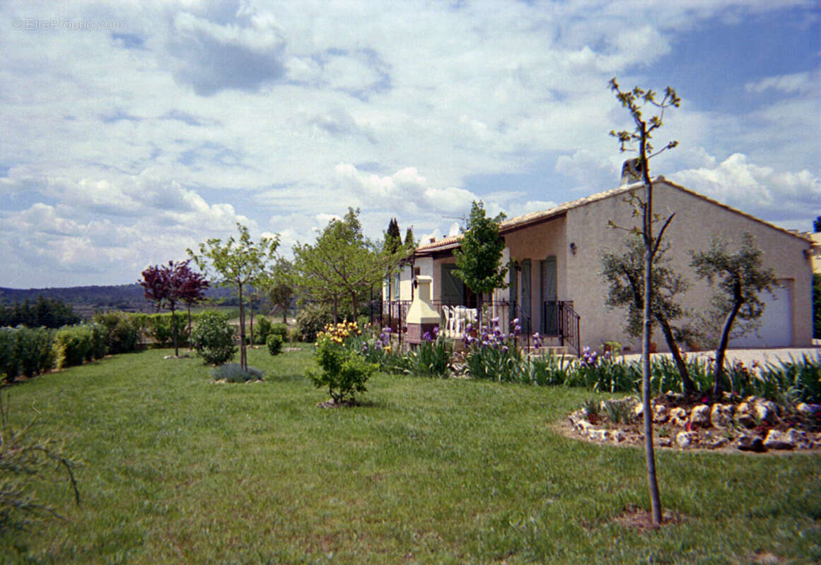 Maison de plain pied T4 de 92 m² sur 1000 m² de terrain avec 2 garages et dépendances à TAVERNES 83670 - photo 16