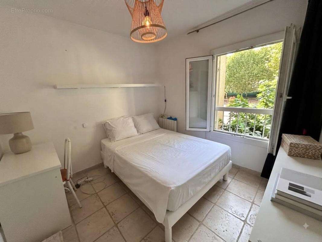 À vendre : t4 rénové de 67 m² avec parking et cave - cogolin centre-ville - photo 5