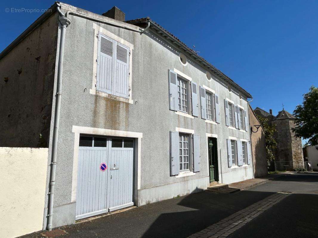 Grande maison de bourg avec cachet, 3 chambres (possibilités ++), beaux volumes, espaces aménageables, jardin - photo 4