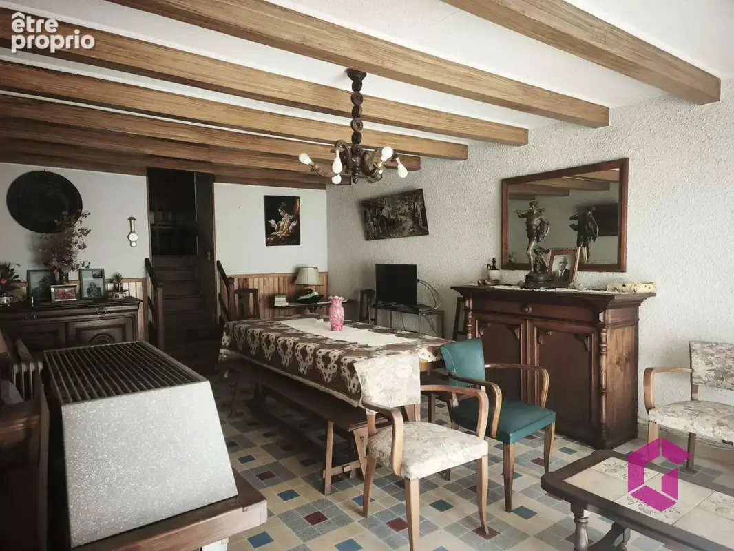 Maison de bourg de 230 m2 avec 11 chambres et un petit jardin, Idéal gite ! - photo 4