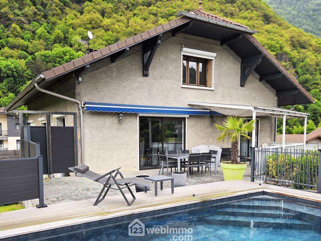 ... et à une piscine qui sera très appréciée lors de la saison estivale. - Maison à ALBERTVILLE