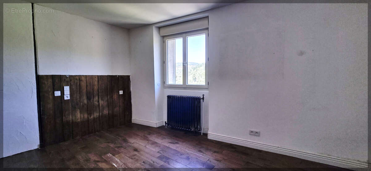 Trois logements, un vaste entrepôt et plus de 2 500 m2 de terrain : un lieu pensé pour donner vie à vos projet - photo 6