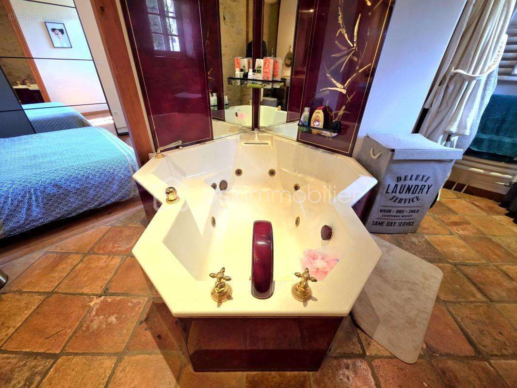 Maison à SAINT-JULIEN-DE-PEYROLAS