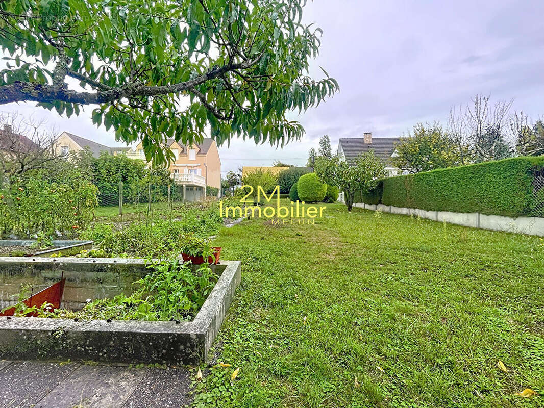 Terrain à LIVRY-SUR-SEINE