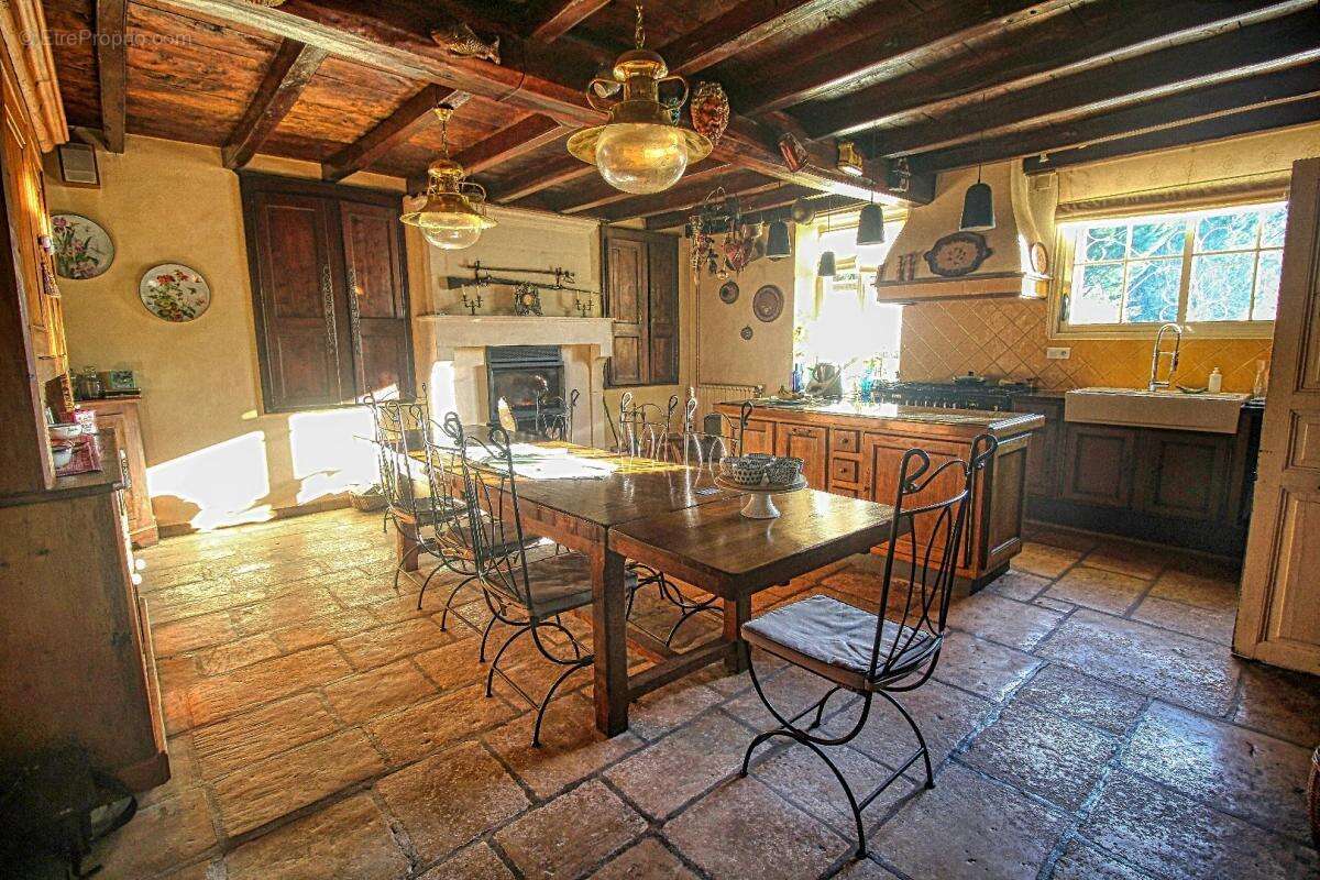 Maison à PRISSE-LA-CHARRIERE