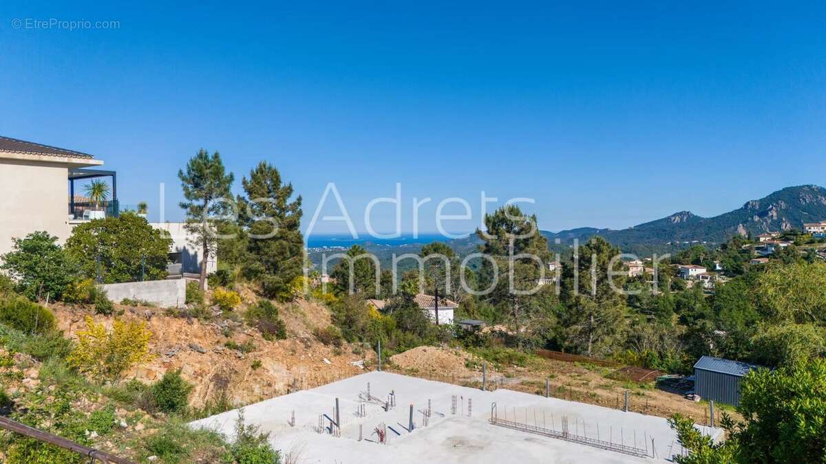 Terrain à LES ADRETS-DE-L'ESTEREL
