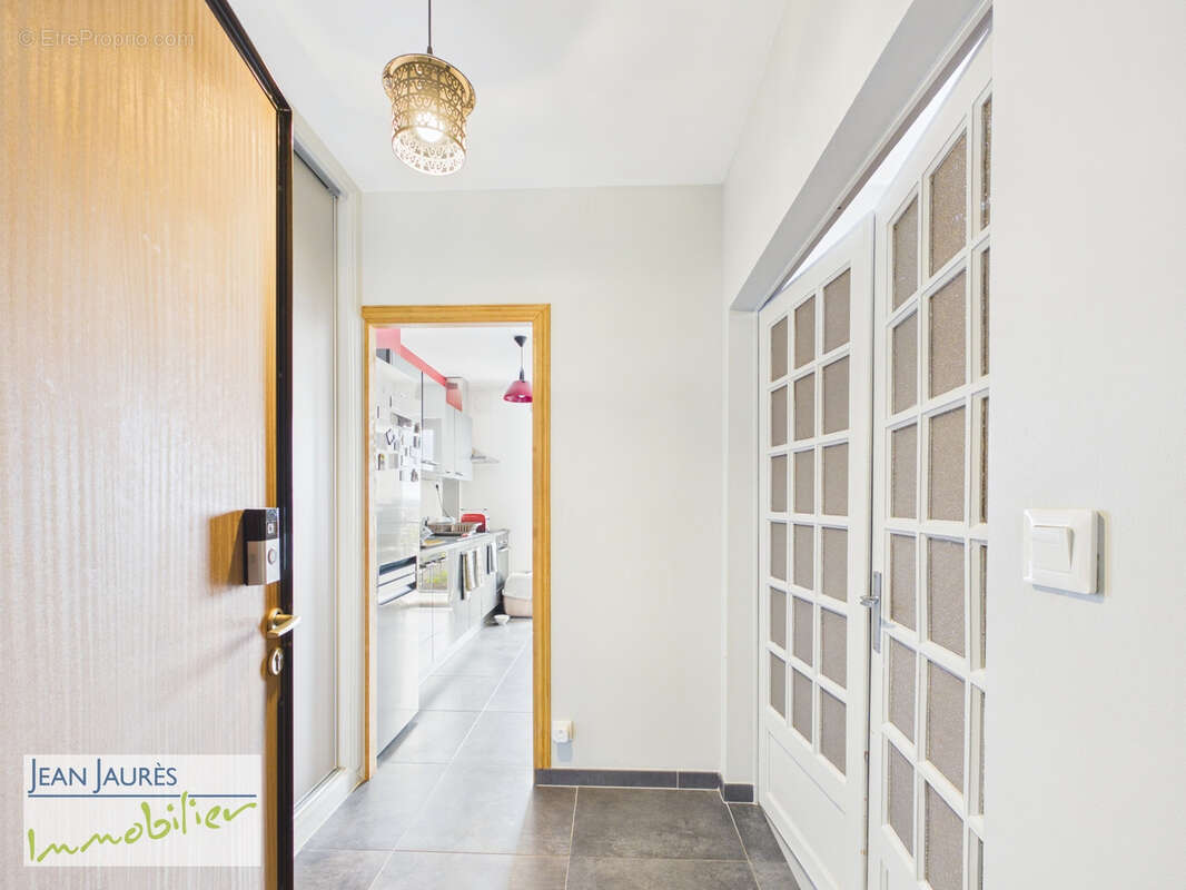 Appartement rénové avec vue panoramique traversante   Lumineux, climatisé et idéalement situé - photo 4