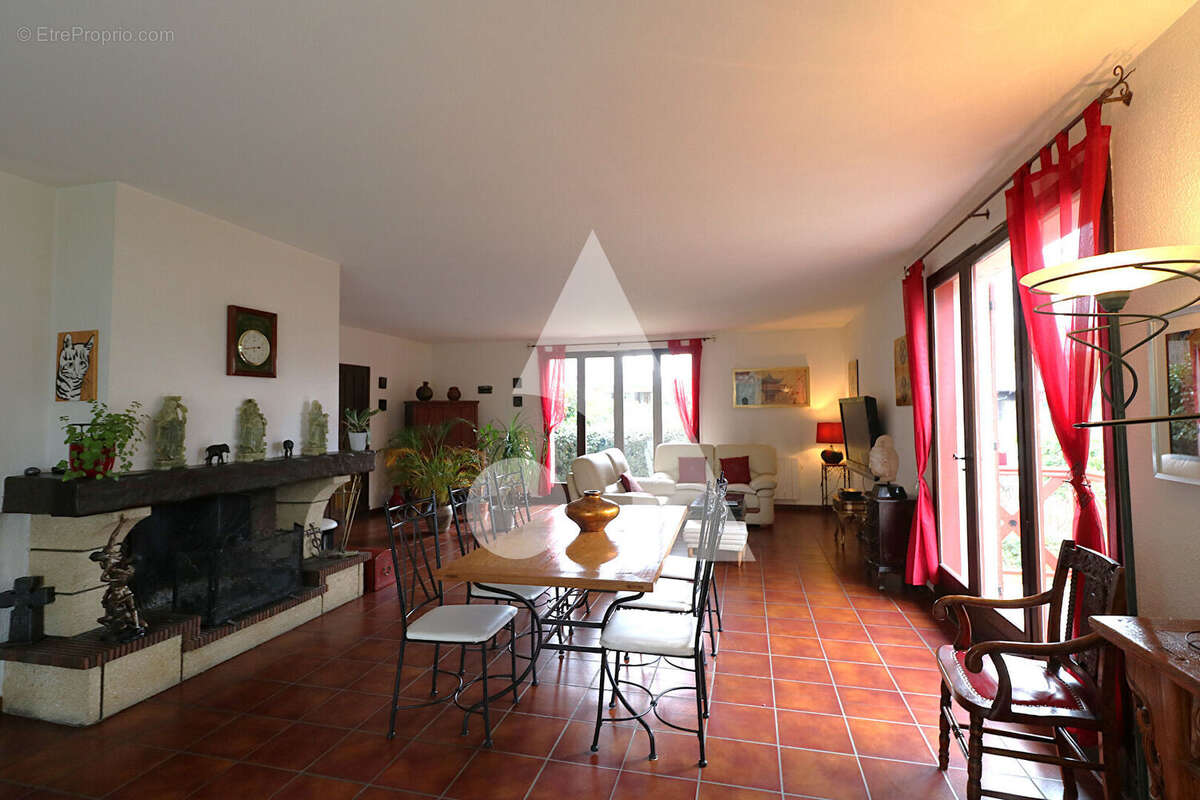 Robuste maison de 7 pièces et 215 m² - photo 3