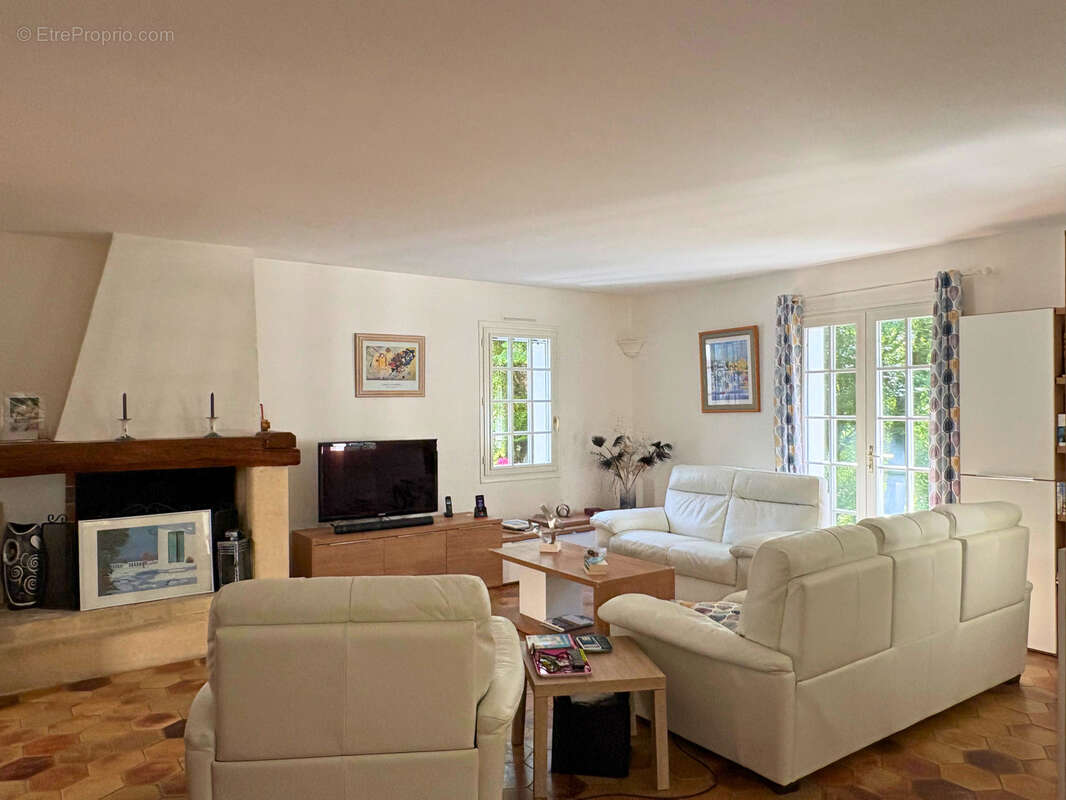 MAISON de plain-pied au coeur des bois avec 4 chambres, garage et dépendances aux portes de COGNAC - photo 4