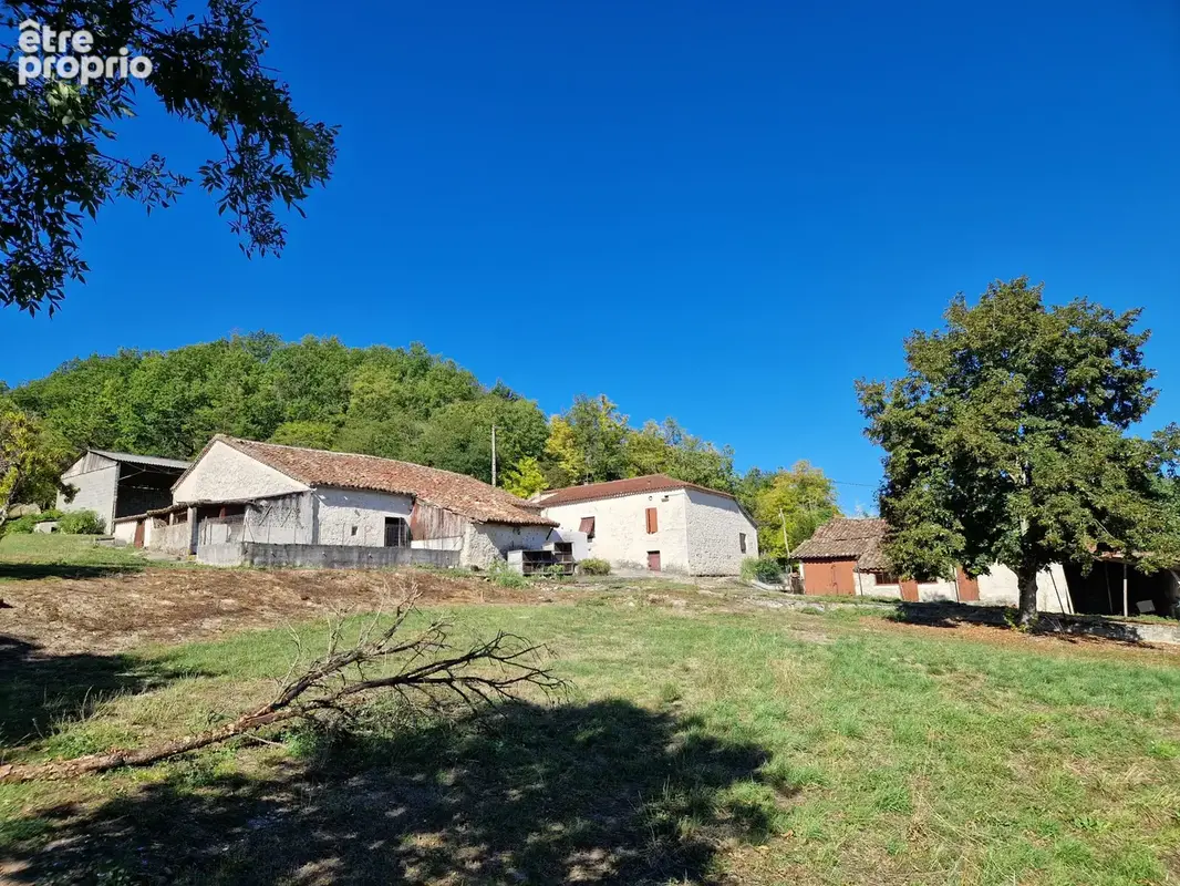Sur les hauteurs d'Hautefage, vue MAGNIFIQUE. Ensemble immobilier Maison-Grange-Longère en pierre à rénover. - photo 4
