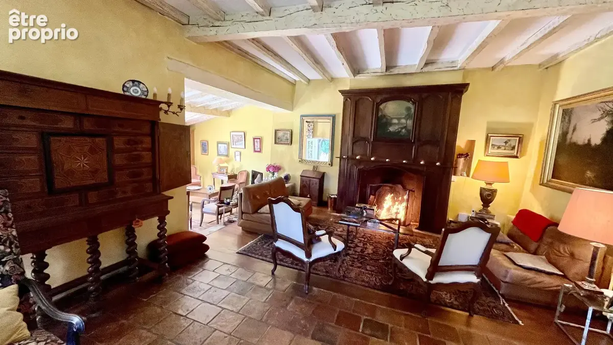 Belle propriété à rénover, comprenant un logement d'amis et offrant une vue sur un vallon boisé. - photo 3