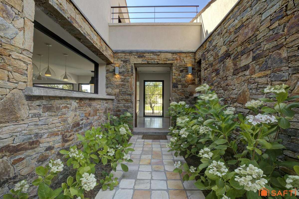 Photo 6 - Maison à ROQUEBRUNE-SUR-ARGENS