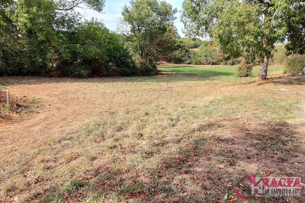 Terrain de 1048 m² à vendre à Roquecourbe, France - photo 2