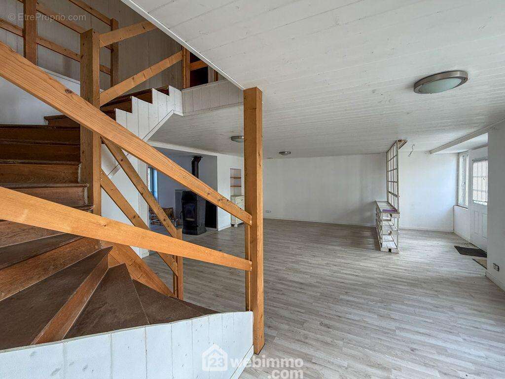 L'entrée donne dans une première pièce de 38 m² - Maison à SAINT-MESMIN