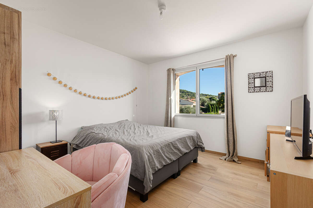 Appartement à MOUANS-SARTOUX