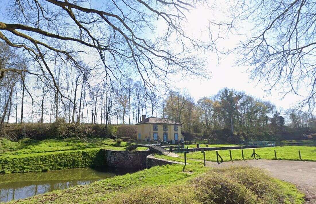 Terrain à MONTREUIL-SUR-ILLE