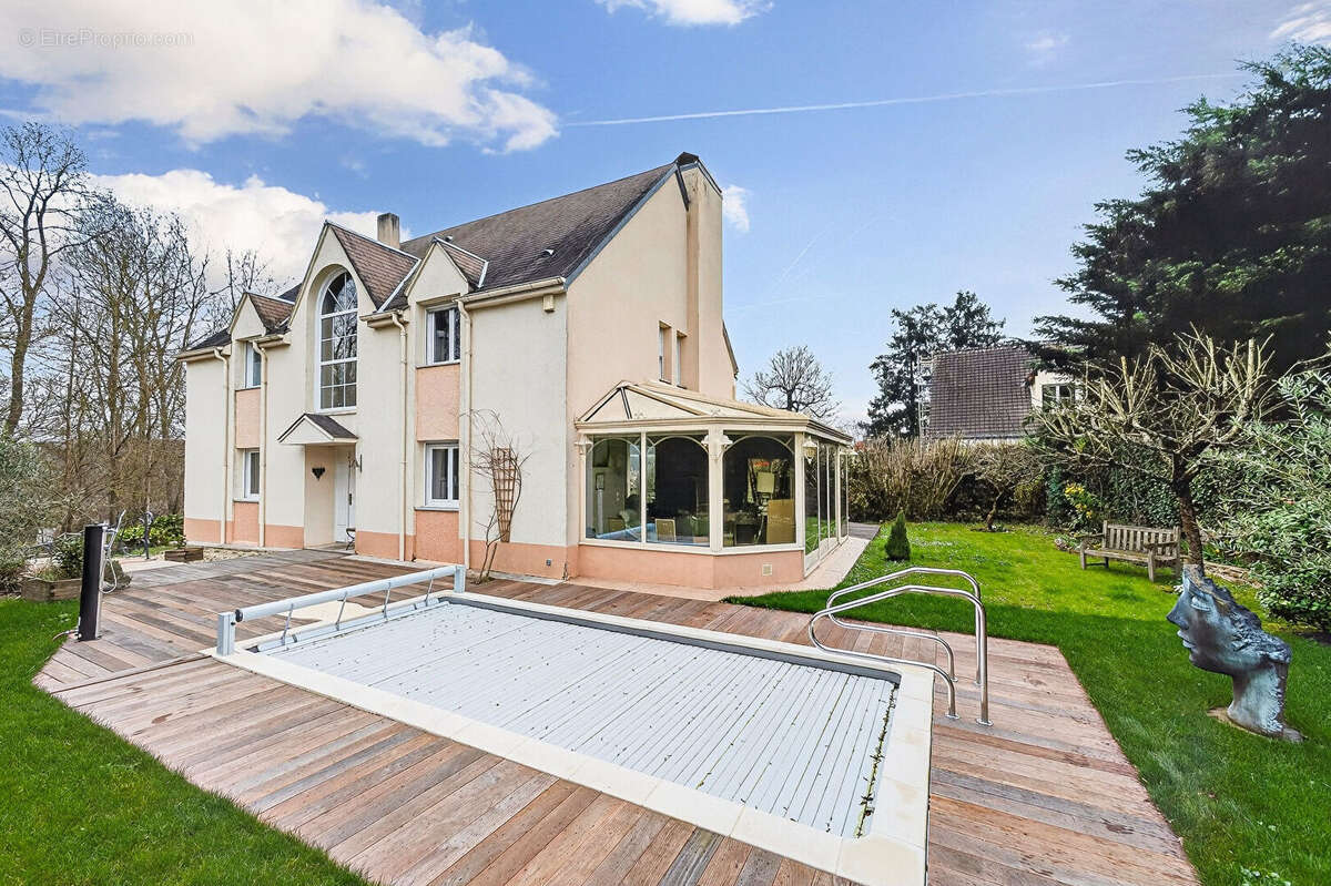 LES LOGES-EN-JOSAS - BELLE MAISON  200M2 sur un terrain arobiré de 1223m2 - photo 14