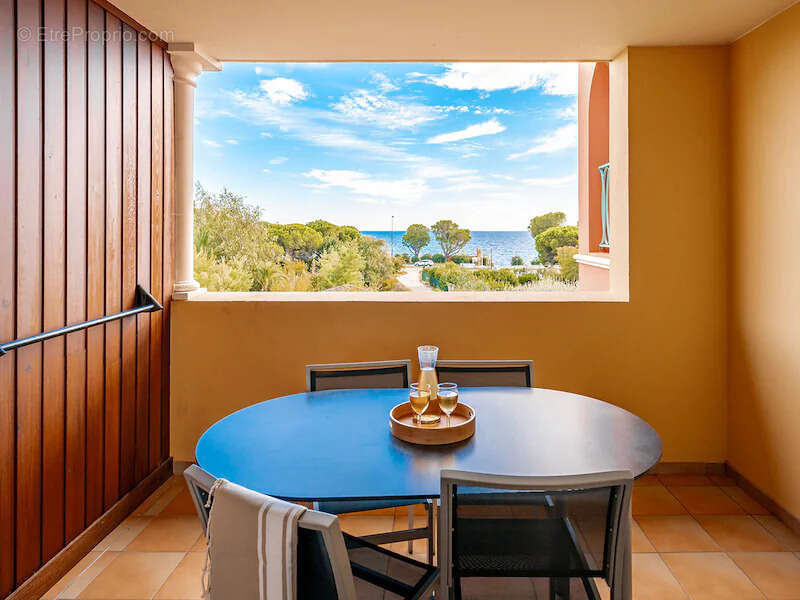 Appartement à ROQUEBRUNE-SUR-ARGENS