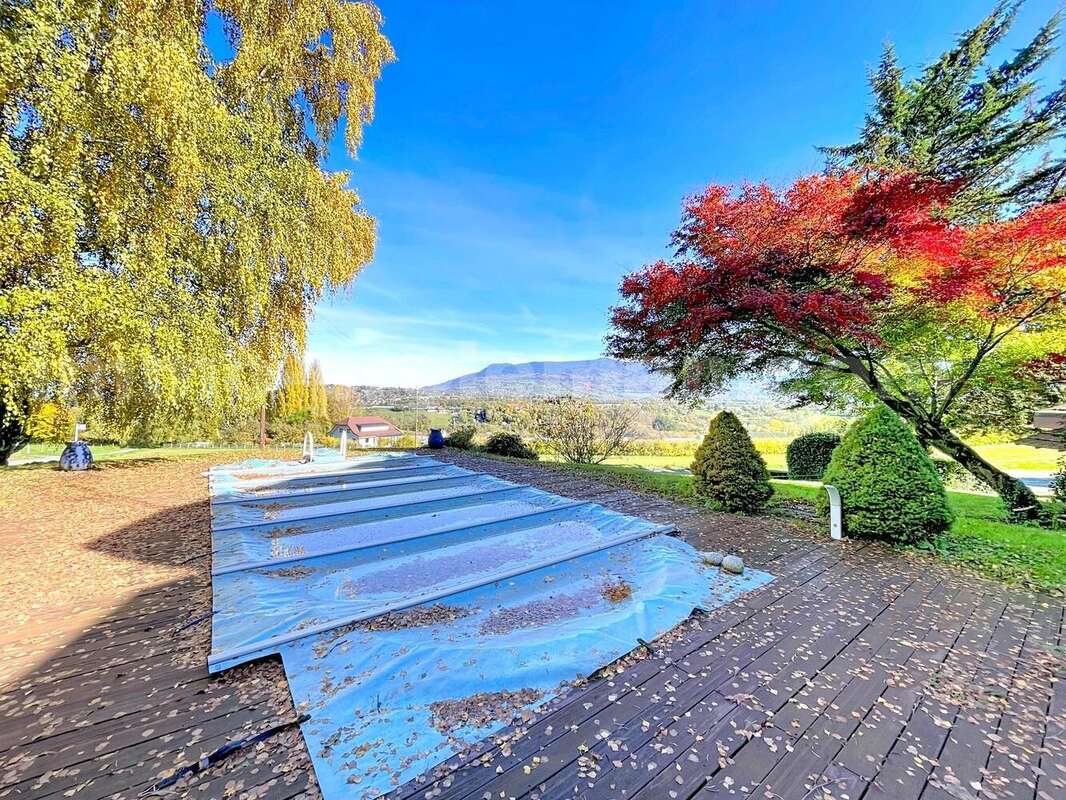 MAISON_calme_jardin_T3_Reignier_centre_lumineux_grande_luminosité_magnifique_très_belle_prestations__proche_frontière_suisse_genève_ceva_volumes_séjour_exterieur_salon_séjour_terrasse_ - Maison à REIGNIER