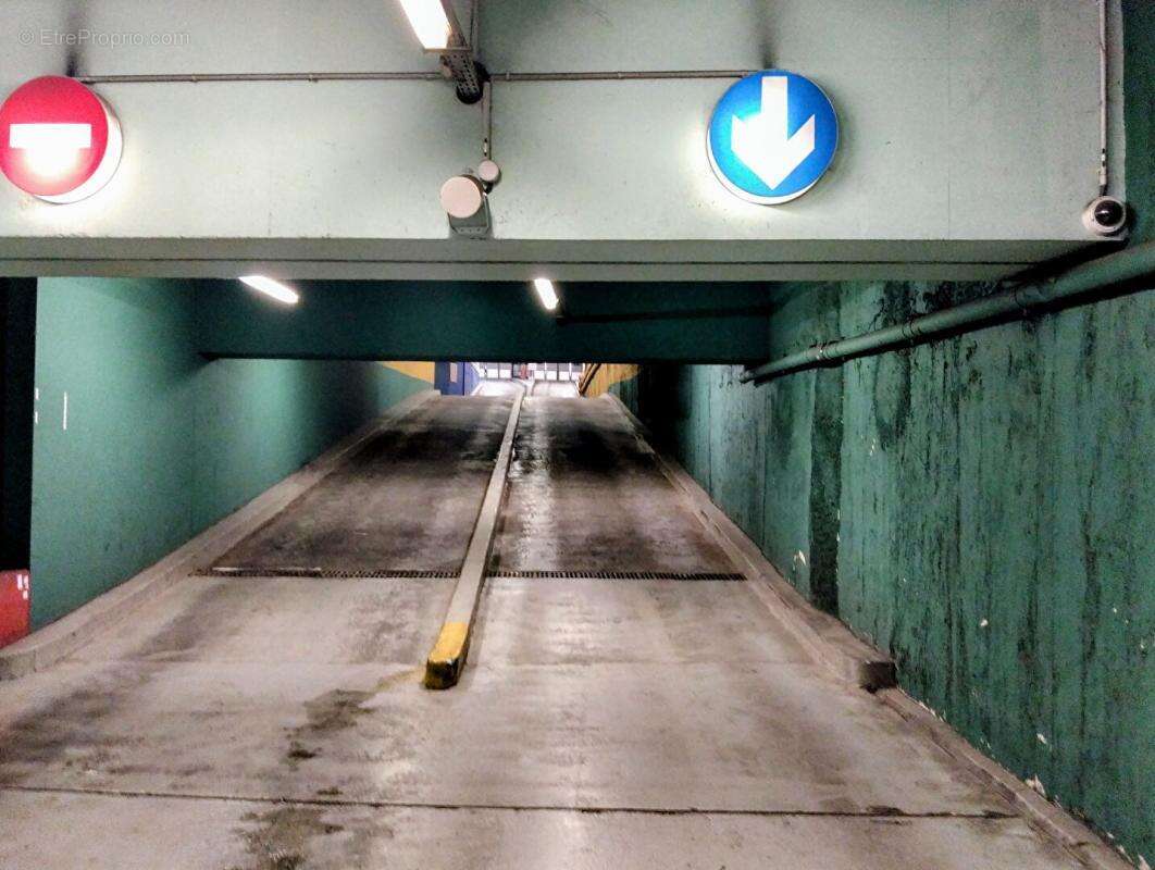 Parking à PARIS-16E